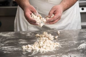 gnocchi-pasta-mano-cucinare-costiera-amalfitana-fotografia-food
