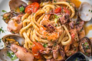 piatto-spaghetti-frutti-di-mare-ristorante-fotografia-food