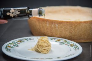 spaghetti-mantecati-forma-parmigiano-forma-olio-piatto-ristorante-fotografia-food